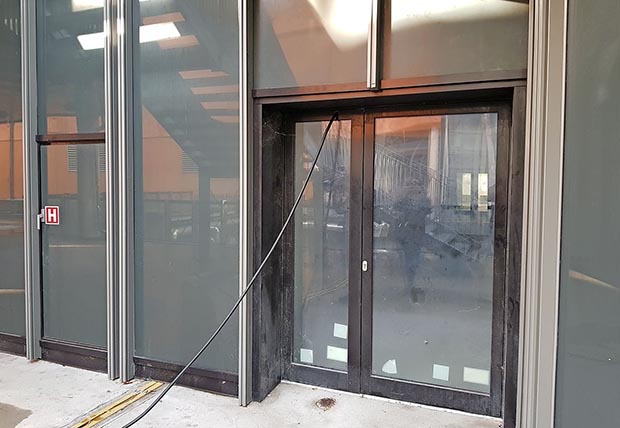 Glavni električni kabel je kar prek zvrtane luknje nad enimi od steklenih vrat speljan v notranjost stavbe. Foto: Nataša Hlaj