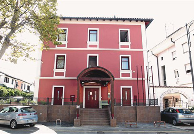 Lično obnovljena hiša na naslovu Cankarjev drevored 8 trenutno ni namenjena stalnemu bivanju, pač pa v njej oddajajo turistične zmogljivosti - štiri apartmaje za štiri osebe ter sobi za dve osebi. Foto: Tomaž Primožič/Fpa