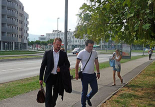 Aleksander Volaš (desno) je prepričan, da ga v Hotelih Metropol ne bi smeli odsloviti, zato zahteva plače za nazaj in odškodnino. Foto: Sonja Ribolica