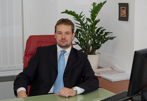 Predlogi so bili, da bi se z MOK dogovorili tudi kako drugače, saj se gradi novi atletski stadion, vendar dogovora za zdaj ni bilo mogoče skleniti. Igor Cek, odvetnik